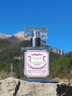 Flacon de 50 ml d'eau de toilette lavande.