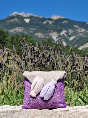 Sachet de fleurs de lavande, forme pochette avec deux cigale en plâtre.